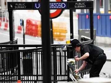 Un policía deja flores en el puente de Londres Un policía deja flores en el puente de Londres