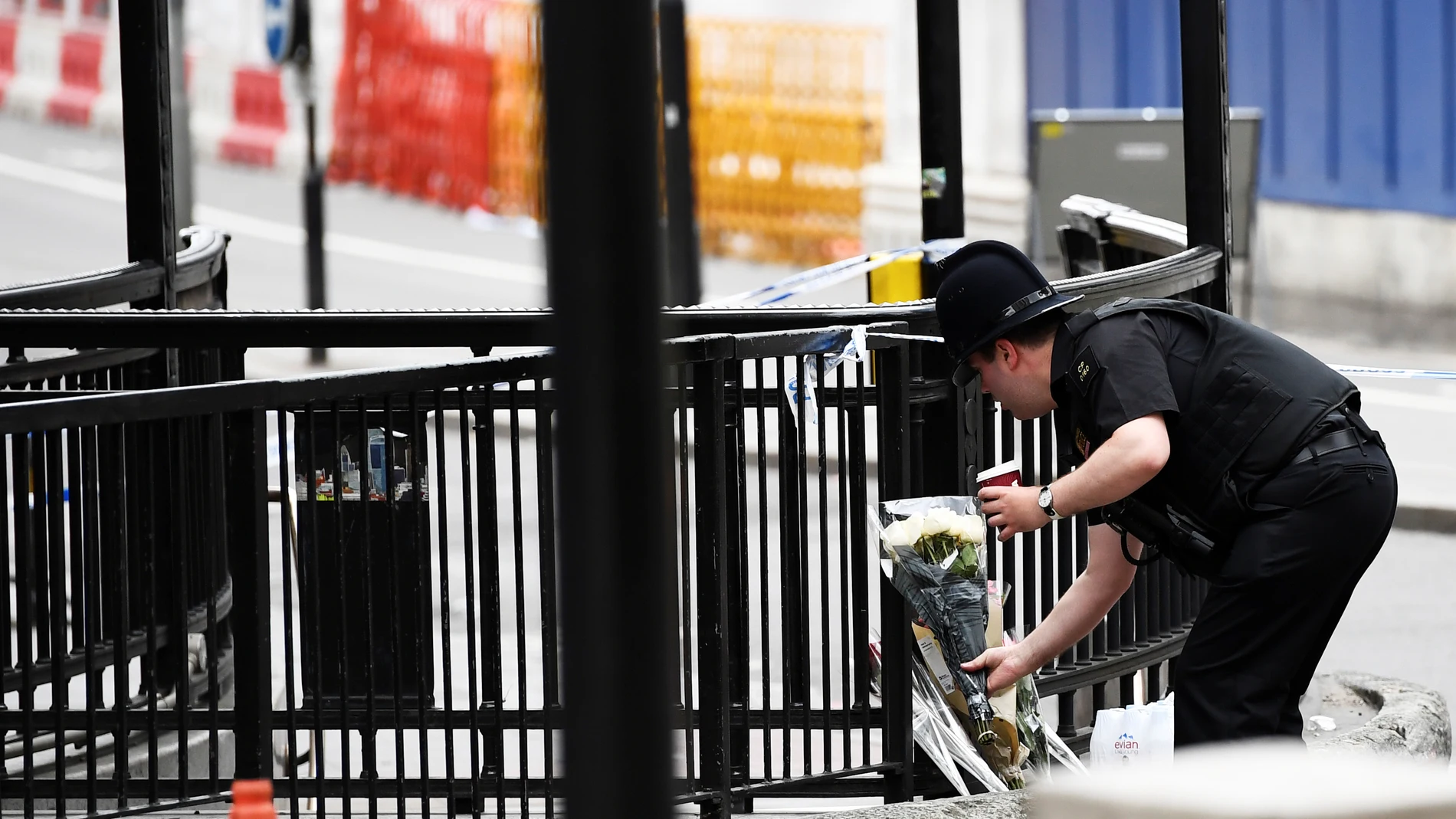 Un policía deja flores en el puente de Londres Un policía deja flores en el puente de Londres