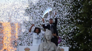 Ramos y Marcelo ofrecen la Duod&eacute;cima a la Diosa Cibeles