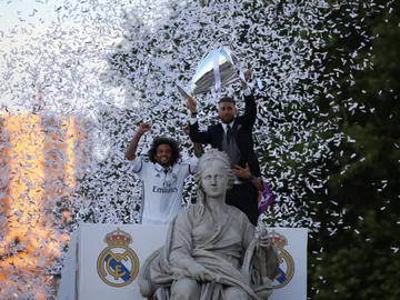 Ramos y Marcelo ofrecen la Duodécima a la Diosa Cibeles Ramos y Marcelo ofrecen la Duodécima a la Diosa Cibeles