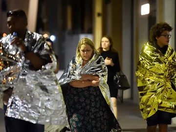 Varias personas son desalojadas del Puente de Londres, donde tuvo lugar uno de los ataques terroristas Varias personas son desalojadas del Puente de Londres, donde tuvo lugar uno de los ataques terroristas