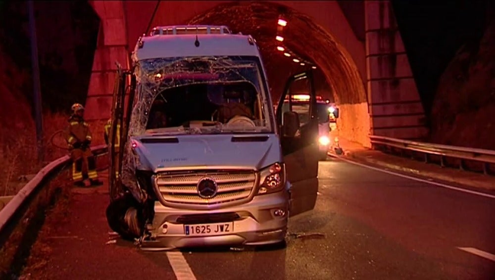 Frame 0.0 de: Dos personas han muerto en un accidente de tráfico en el interior de un túnel