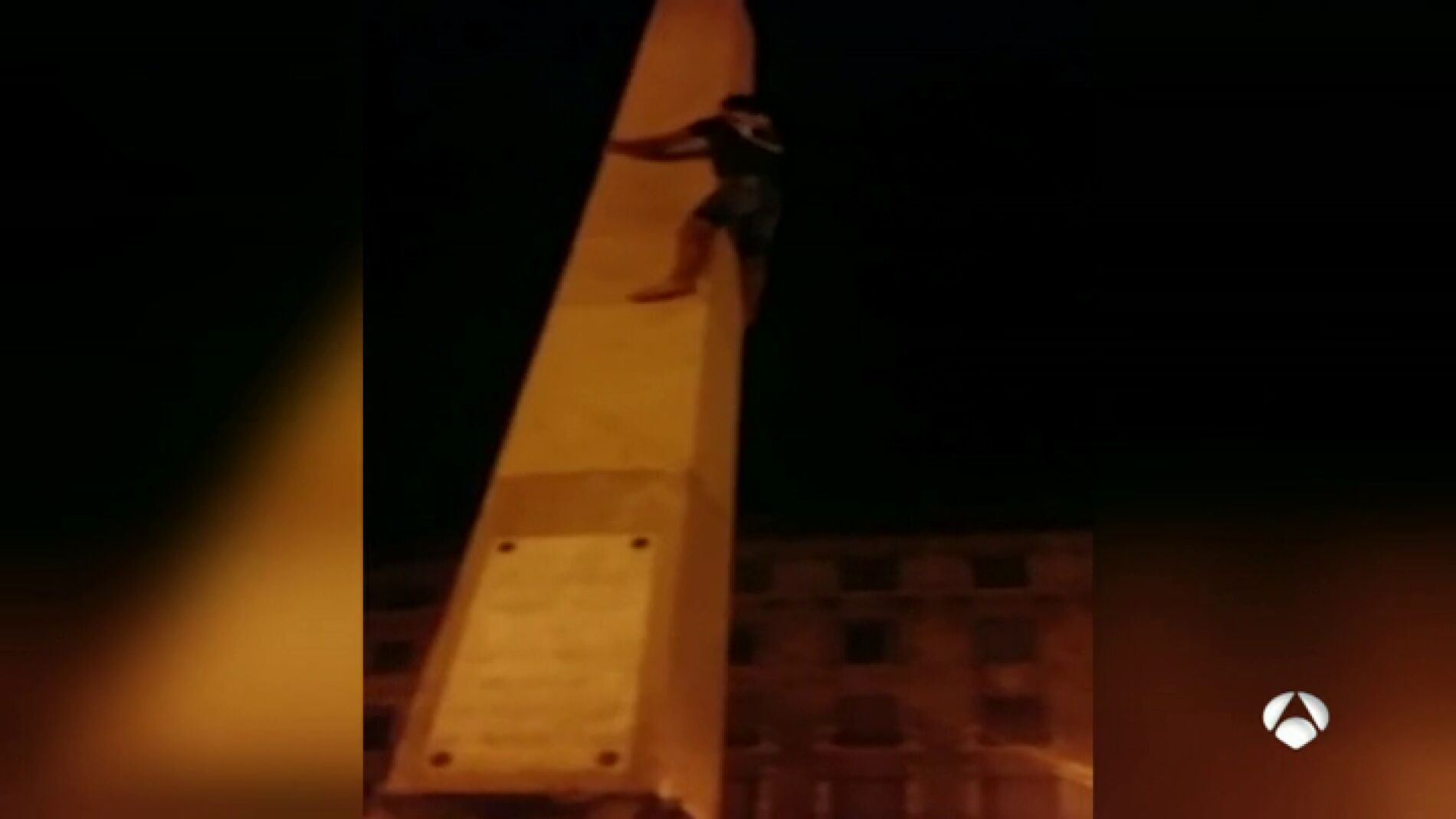 Frame 14.322807 de: Duras im&aacute;genes: cae desde cuatro metros de altura celebrando la Champions del Madrid en Mallorca