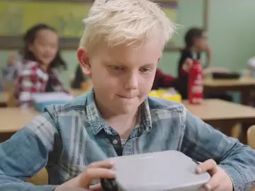 Niño sin comida en la escuela Niño sin comida en la escuela