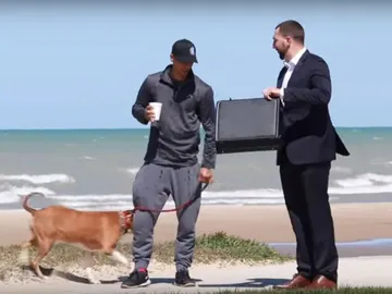 El youtuber ofreciendo dinero a uno de los dueños El youtuber ofreciendo dinero a uno de los dueños
