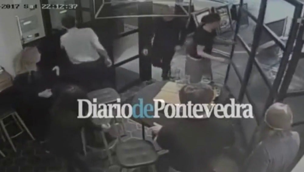 Frame 17.641378 de: Un español ayudó a refugiarse en su bar a los que huían 