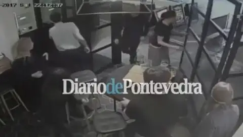 Frame 17.641378 de: Un español ayudó a refugiarse en su bar a los que huían Frame 17.641378 de: Un español ayudó a refugiarse en su bar a los que huían