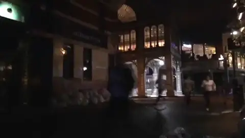 Frame 107.188858 de: Imágenes de un testigo dentro de Borough Market Frame 107.188858 de: Imágenes de un testigo dentro de Borough Market