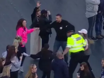 El policía bailando con niños El policía bailando con niños