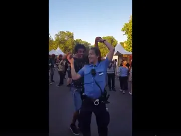 Una agente de servicio bailando salsa en Berlín Una agente de servicio bailando salsa en Berlín