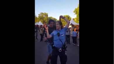 El vídeo de una policía berlinesa bailando salsa con un joven crea una fuerte polémica en las redes sociales