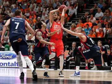Antoine Diot intenta zafarse de los defensores de Baskonia Antoine Diot intenta zafarse de los defensores de Baskonia