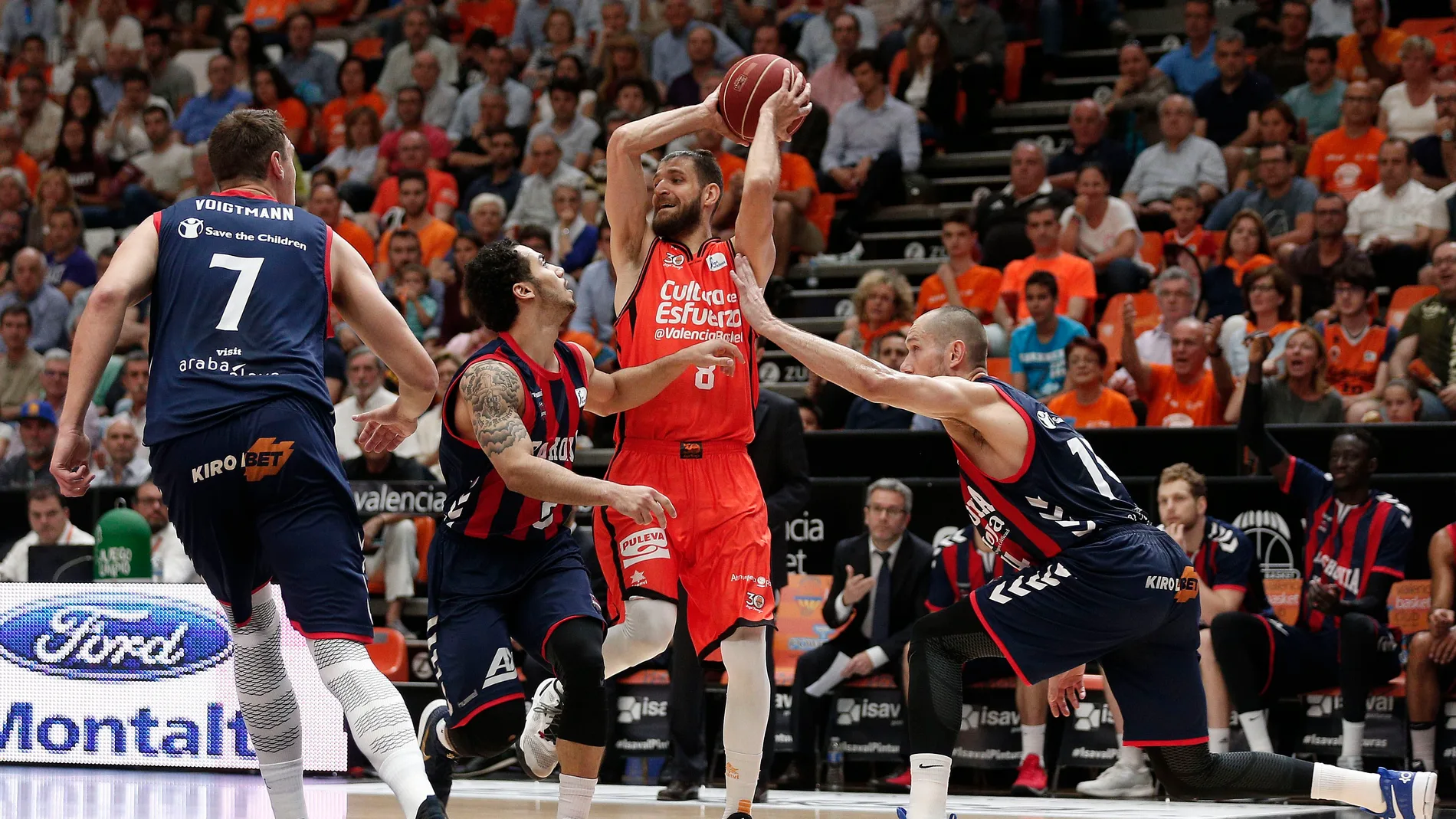 Antoine Diot intenta zafarse de los defensores de Baskonia Antoine Diot intenta zafarse de los defensores de Baskonia