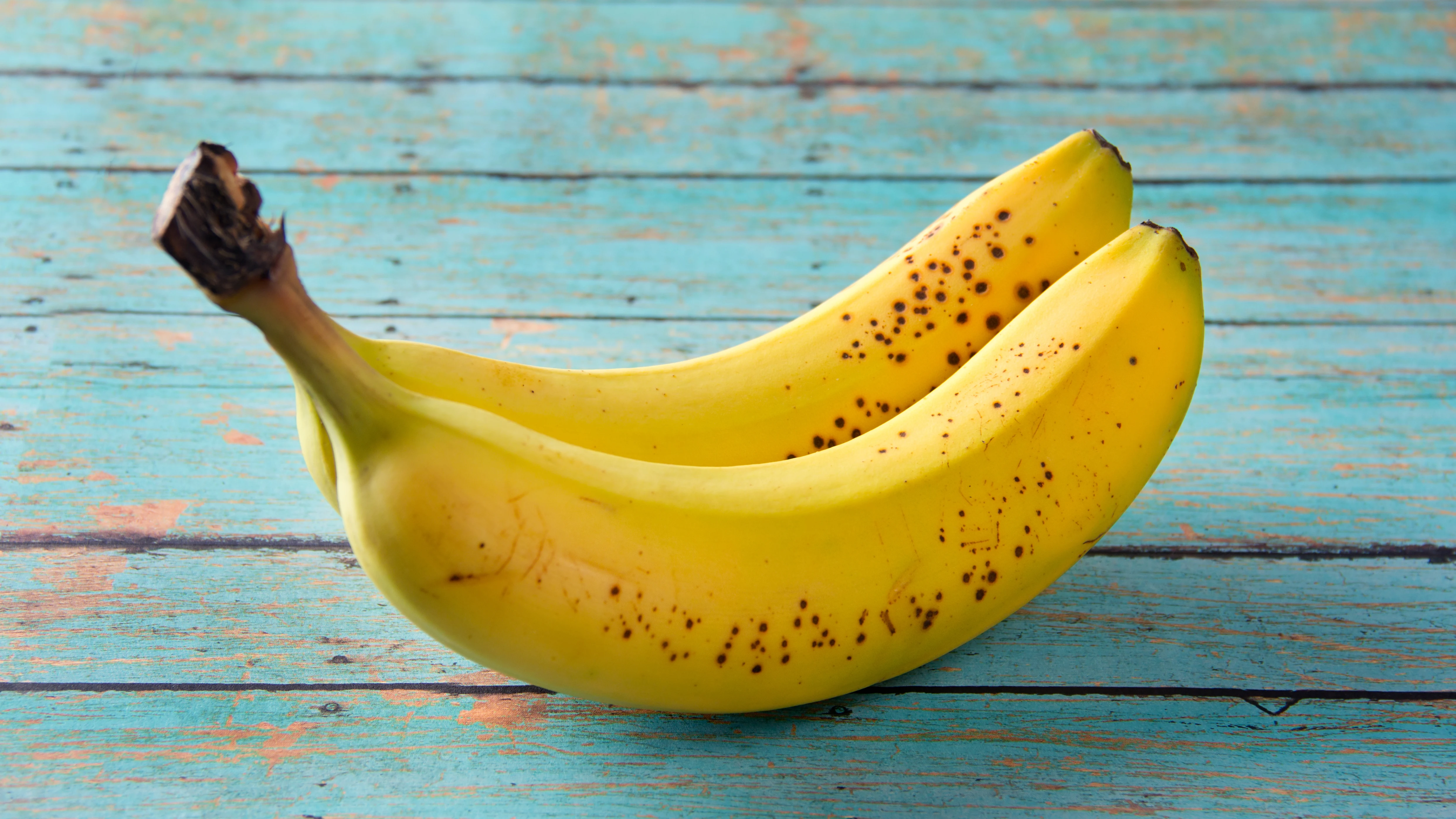 El plátano es habitual en la dieta de muchas personas El plátano es habitual en la dieta de muchas personas.
