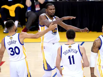 Stephen Curry y Kevin Durant celebran una canasta ante los Cavaliers Stephen Curry y Kevin Durant celebran una canasta ante los Cavaliers
