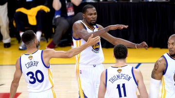 Stephen Curry y Kevin Durant celebran una canasta ante los Cavaliers