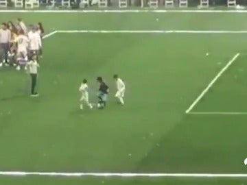 Frame 11.514285 de: El hijo de Cristiano ya deslumbra en el Bernabéu: ¡Vaya golazo tras un doble recorte!