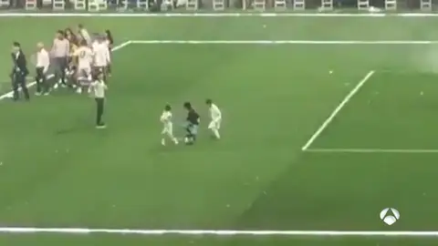 Frame 11.514285 de: El hijo de Cristiano ya deslumbra en el Bernabéu: ¡Vaya golazo tras un doble recorte! Frame 11.514285 de: El hijo de Cristiano ya deslumbra en el Bernabéu: ¡Vaya golazo tras un doble recorte!