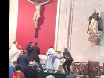 Un hombre irrumpe en una boda al grito de "¡Alá es grande!"