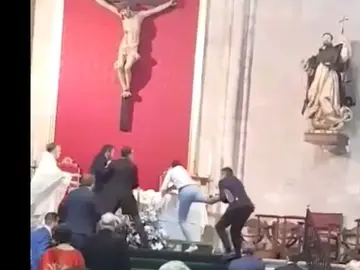 Un hombre irrumpe en una boda al grito de "¡Alá es grande!" Un hombre irrumpe en una boda al grito de "¡Alá es grande!"