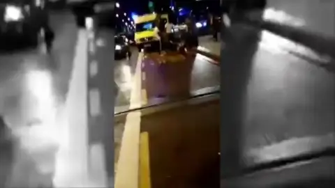 Frame 0.963623 de: Un testigo del ataque en el London Bridge: “¡Se está muriendo!” Frame 0.963623 de: Un testigo del ataque en el London Bridge: “¡Se está muriendo!”