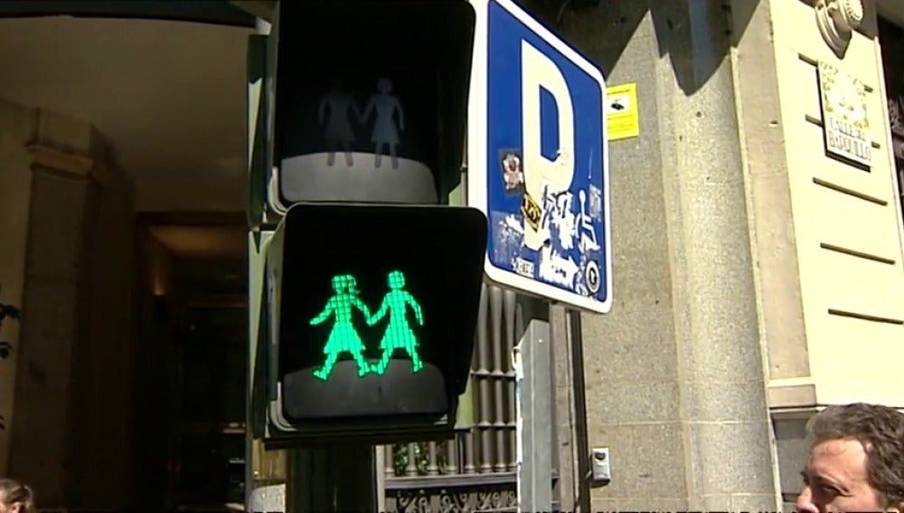 Frame 27.738639 de: Madrid instala los primeros semáforos con parejas LGTB de España