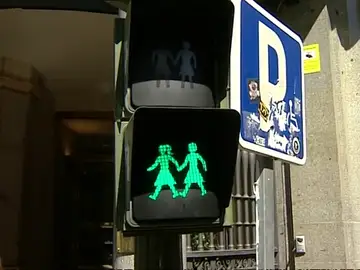 Frame 27.738639 de: Madrid instala los primeros semáforos con parejas LGTB de España Frame 27.738639 de: Madrid instala los primeros semáforos con parejas LGTB de España