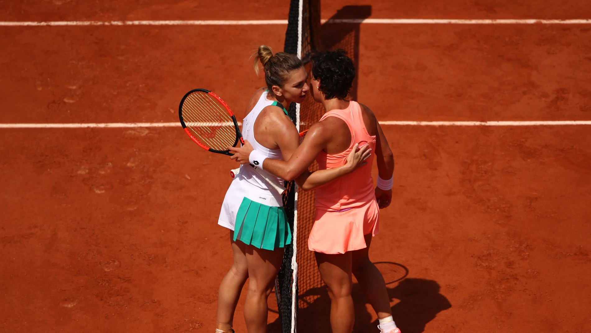 Carla Suárez saluda a Simona Halep tras su derrota Carla Suárez saluda a Simona Halep tras su derrota