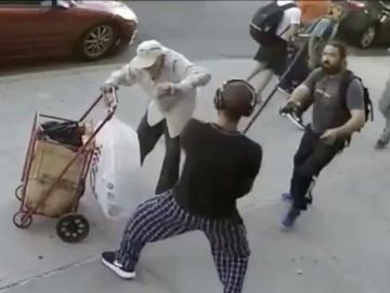 Un joven ataca a un anciano en mitad de Manhattan