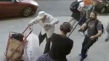 Un joven ataca a un anciano en mitad de Manhattan