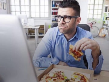 Quedarte a comer en la oficina puede empeorar tu estrés 