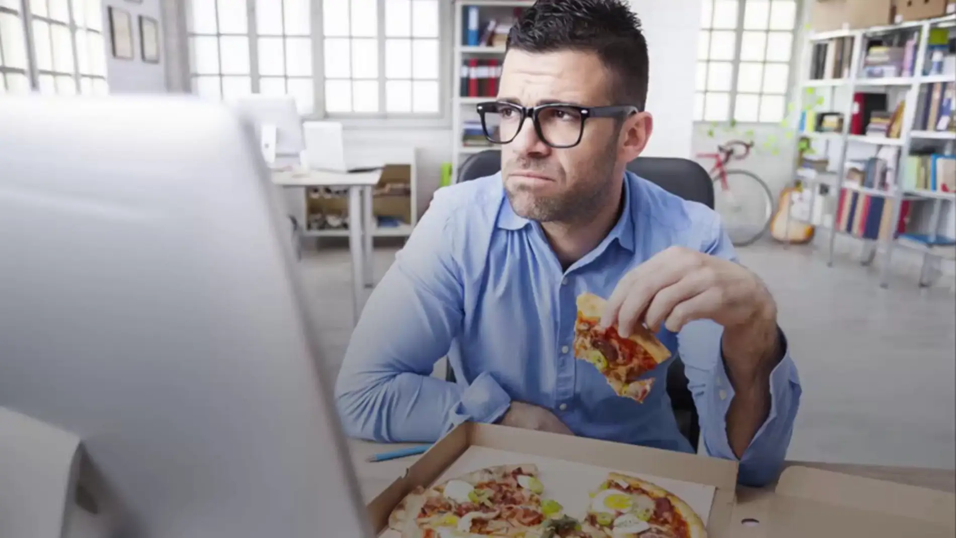 Quedarte a comer en la oficina puede empeorar tu estrés