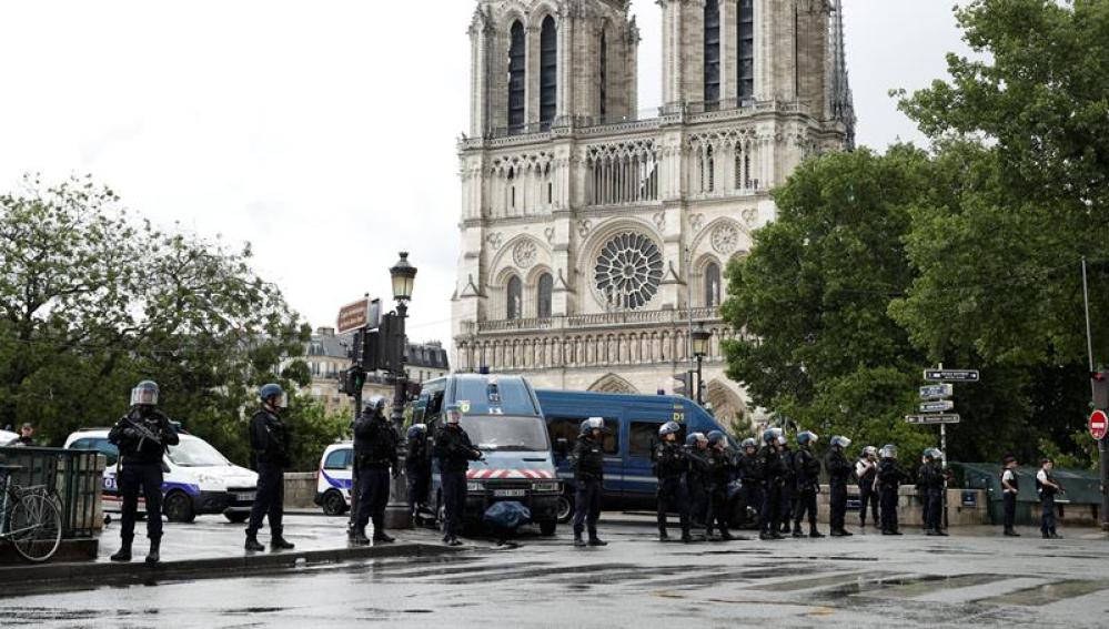 Miembros de la policía acordan las inmediaciones de la catedral de Notre Dame