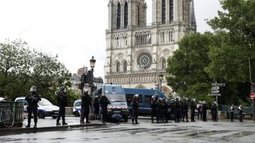 Miembros de la policía acordan las inmediaciones de la catedral de Notre Dame