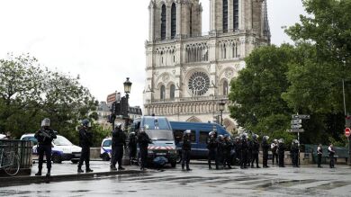Neutralizado un hombre tras atacar con un martillo a un policía frente a la catedral de Notre Dame: 