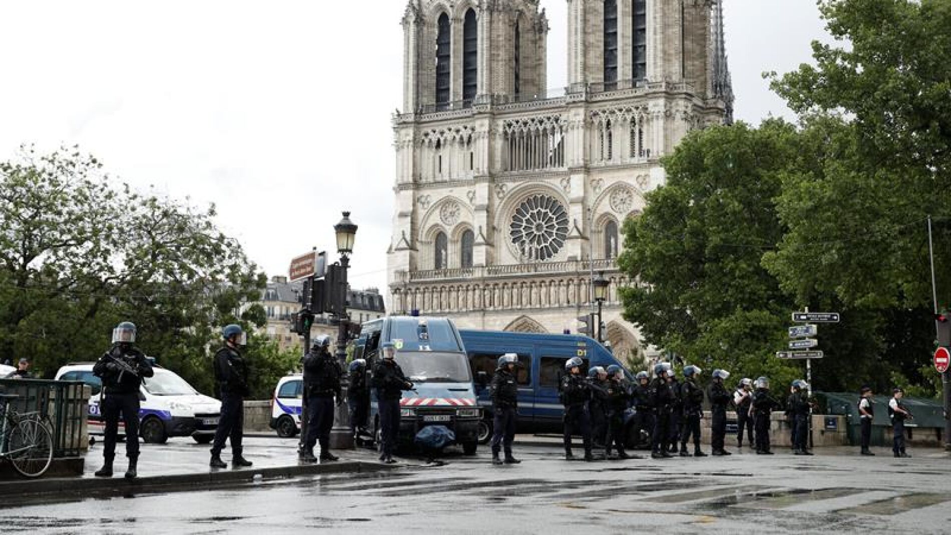 Miembros de la polic&iacute;a acordan las inmediaciones de la catedral de Notre Dame