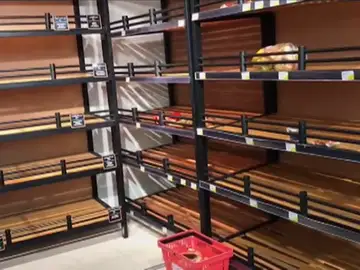 Expatriados y locales hacen acopio de víveres y varios supermercados tienen estanterías vacías Expatriados y locales hacen acopio de víveres y varios supermercados tienen estanterías vacías
