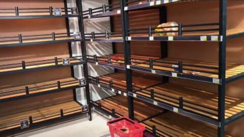 Expatriados y locales hacen acopio de v&iacute;veres y varios supermercados tienen estanter&iacute;as vac&iacute;as