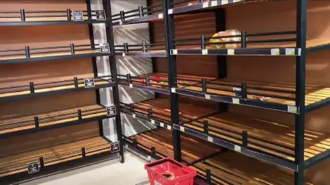 Expatriados y locales hacen acopio de víveres y varios supermercados tienen estanterías vacías Expatriados y locales hacen acopio de víveres y varios supermercados tienen estanterías vacías