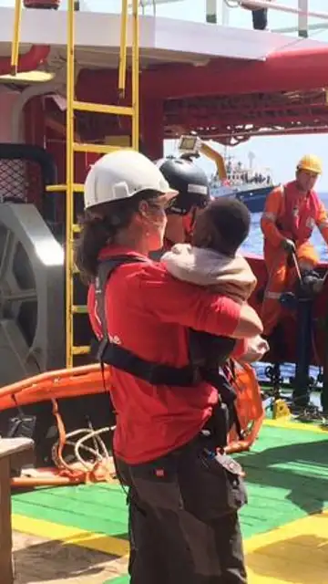 Save the Children rescatan a más de 120 personas, entre ellas embarazadas y bebés Save the Children rescatan a más de 120 personas, entre ellas embarazadas y bebés