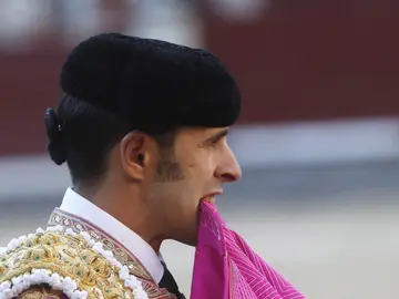 El diestro Alejandro Talavante durante la faena a su segundo toro El diestro Alejandro Talavante durante la faena a su segundo toro