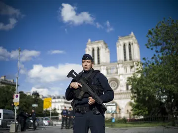 Un policía monta guardia en las inmediaciones de la catedral de Notre Dame de París Un policía monta guardia en las inmediaciones de la catedral de Notre Dame de París