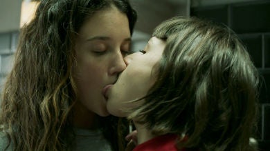 Un beso da comienzo al diabólico juego de Tokio
