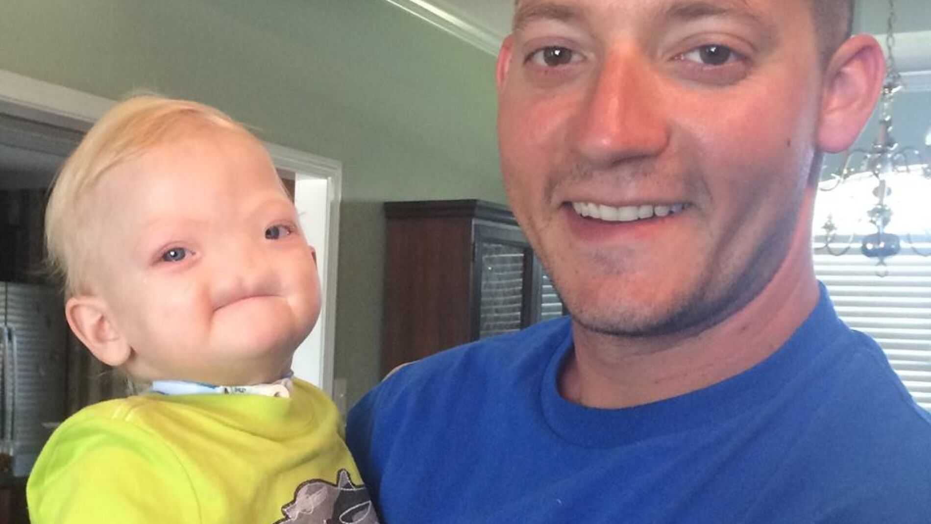 Eli Thompson junto a su padre