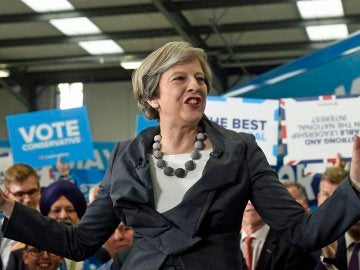 La primera ministra británica, Theresa May, atiende un evento de campaña