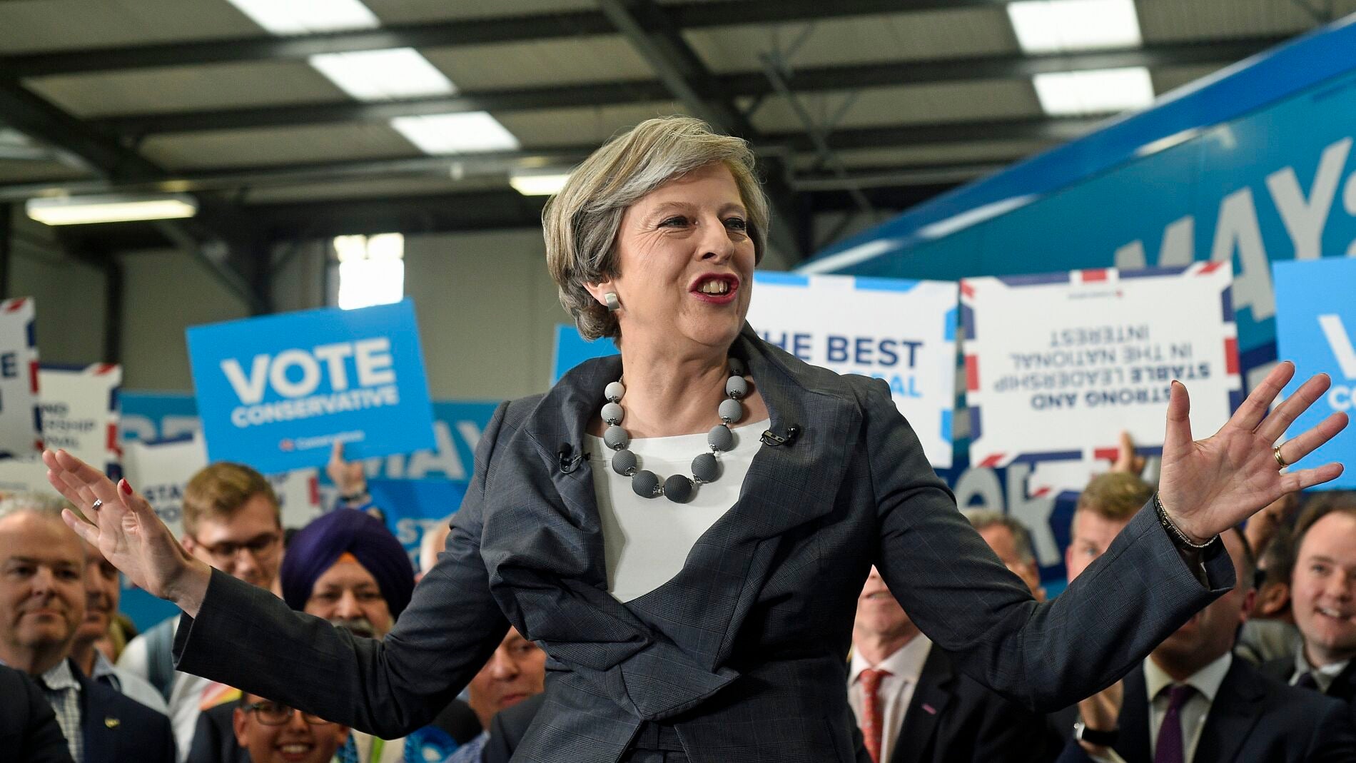 La primera ministra brit&aacute;nica, Theresa May, atiende un evento de campa&ntilde;a