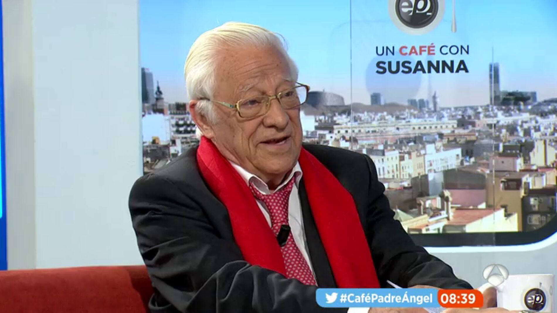 Frame 377.233426 de: El padre Ángel: "He pedido una entrevista con Donald Trump para hablarle de la paz en el mundo"