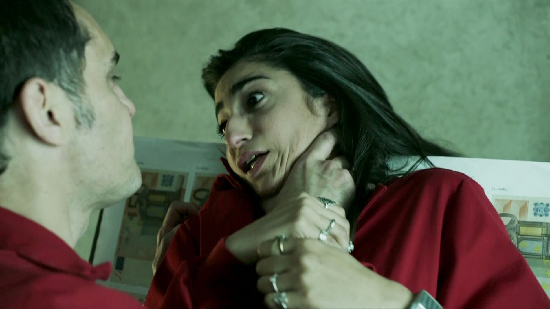 Berl&iacute;n, lleno de ira, se enzarza en una cruel pelea con Nairobi