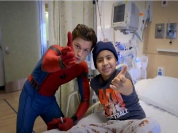 Frame 49.387263 de: Visita solidaria de Spiderman a un hospital infantil en Los Ángeles