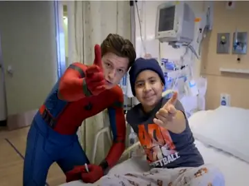 Frame 49.387263 de: Visita solidaria de Spiderman a un hospital infantil en Los Ángeles Frame 49.387263 de: Visita solidaria de Spiderman a un hospital infantil en Los Ángeles